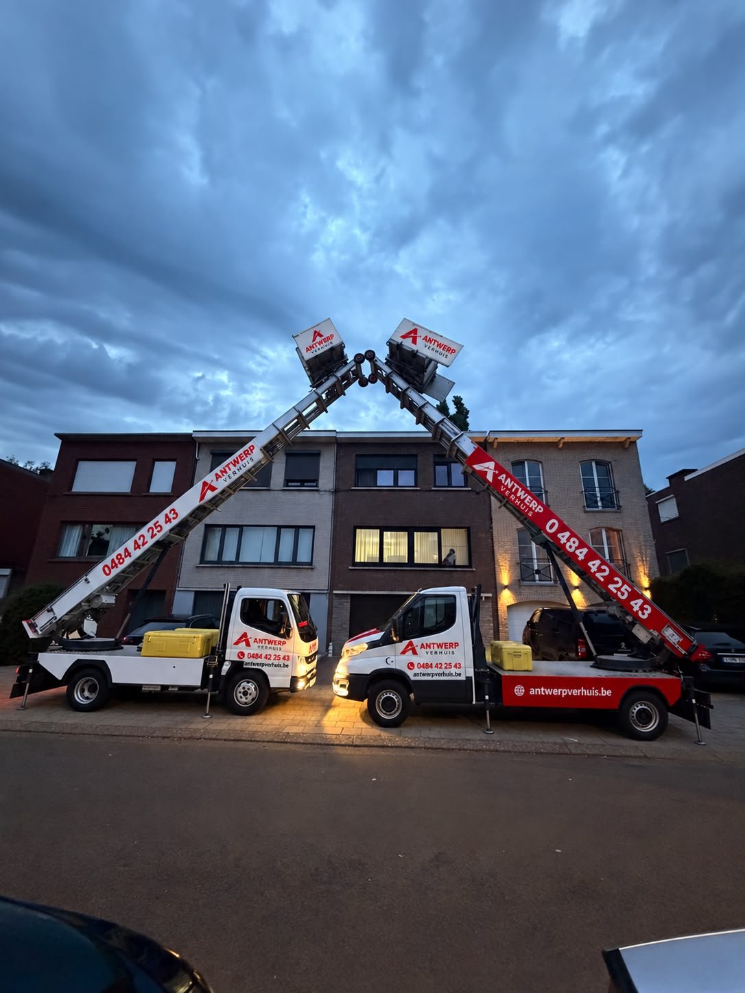 Verhuizers van Antwerp Verhuis dragen verhuisdozen uit een woning